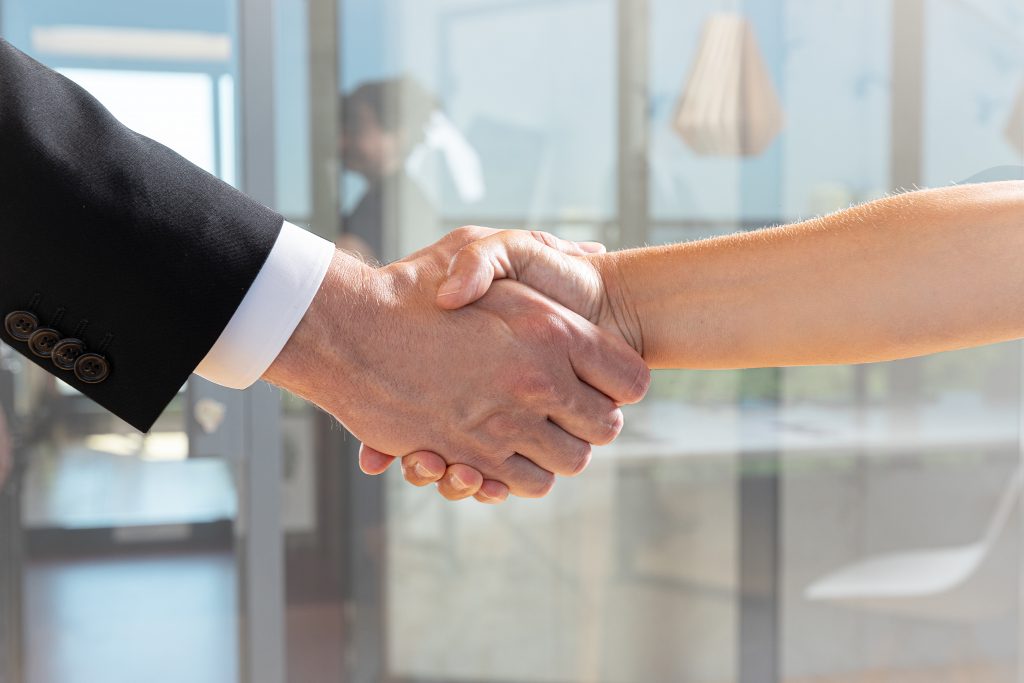 Poignée de main entre partenaires d'affaires