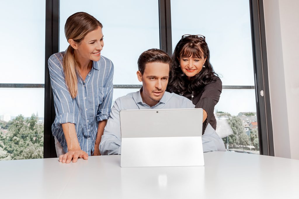 Fidéliser les talents – équipe en discussion